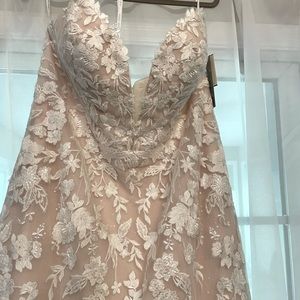 David’s bridal new with tags size 16 wedding gown. Unaltered/ perfect condition